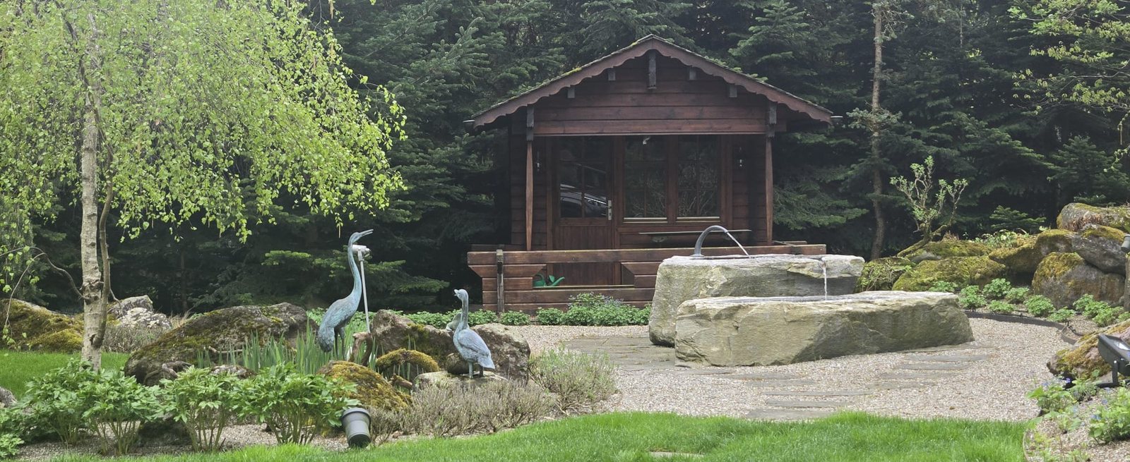 Gartenchalet mit Brunnen